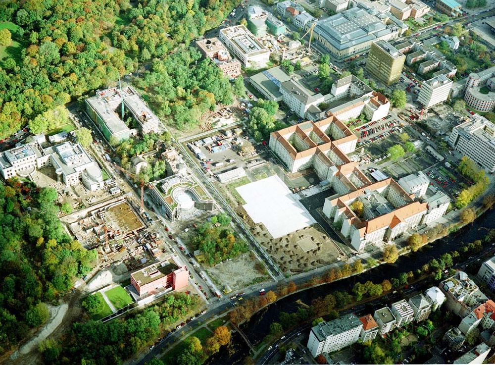 Berlin - Tiergarten aus der Vogelperspektive: Botschafts- und Landesvertretungsneubauten am Verteidigungsministerium an der Tiergartenstraße in Berlin-Tiergarten.