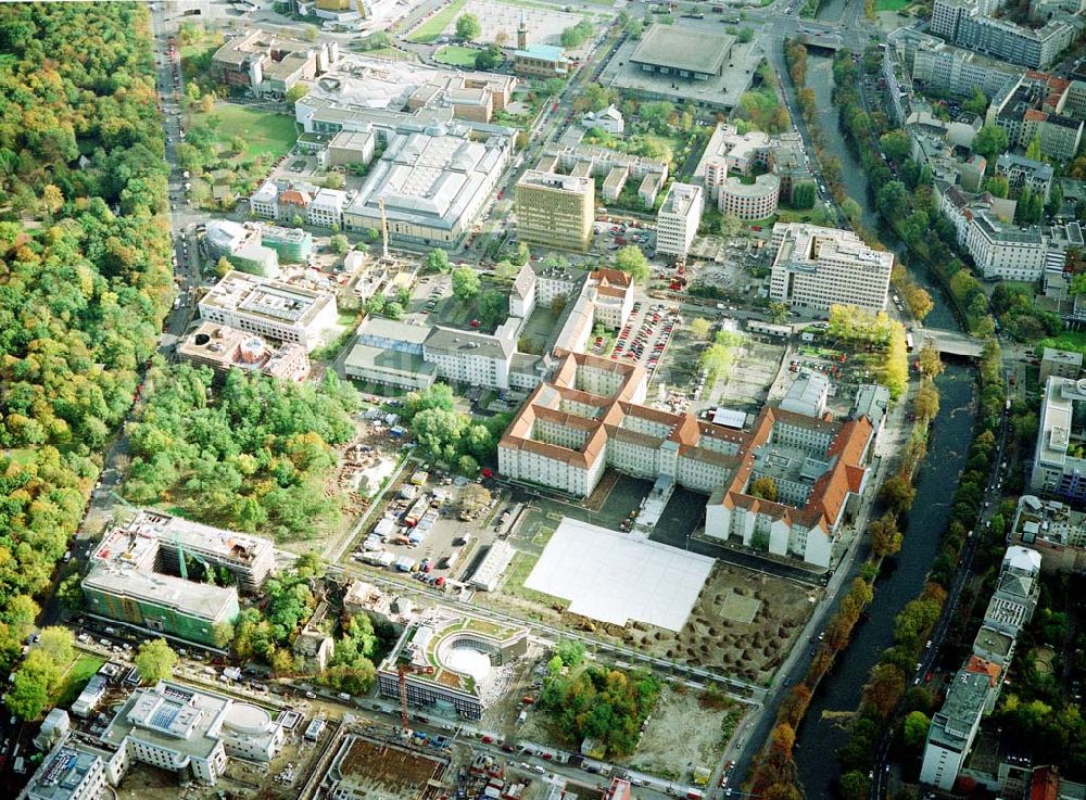 Luftbild Berlin - Tiergarten - Botschafts- und Landesvertretungsneubauten am Verteidigungsministerium an der Tiergartenstraße in Berlin-Tiergarten.