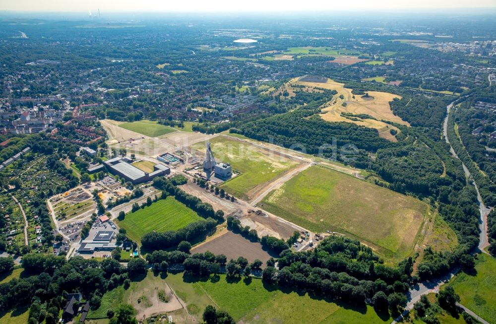 Luftaufnahme Gelsenkirchen - Brachfläche und Förderturm der ehemaligen Zeche Hugo in Gelsenkirchen im Bundesland Nordrhein-Westfalen