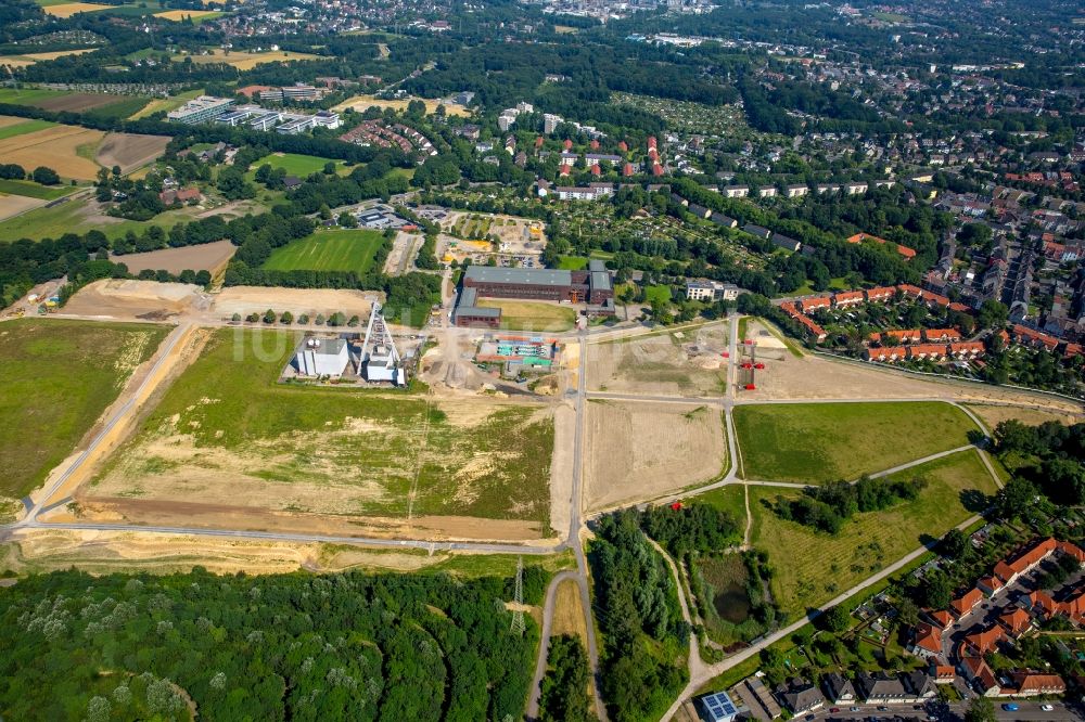 Gelsenkirchen aus der Vogelperspektive: Brachfläche und Förderturm der ehemaligen Zeche Hugo in Gelsenkirchen im Bundesland Nordrhein-Westfalen