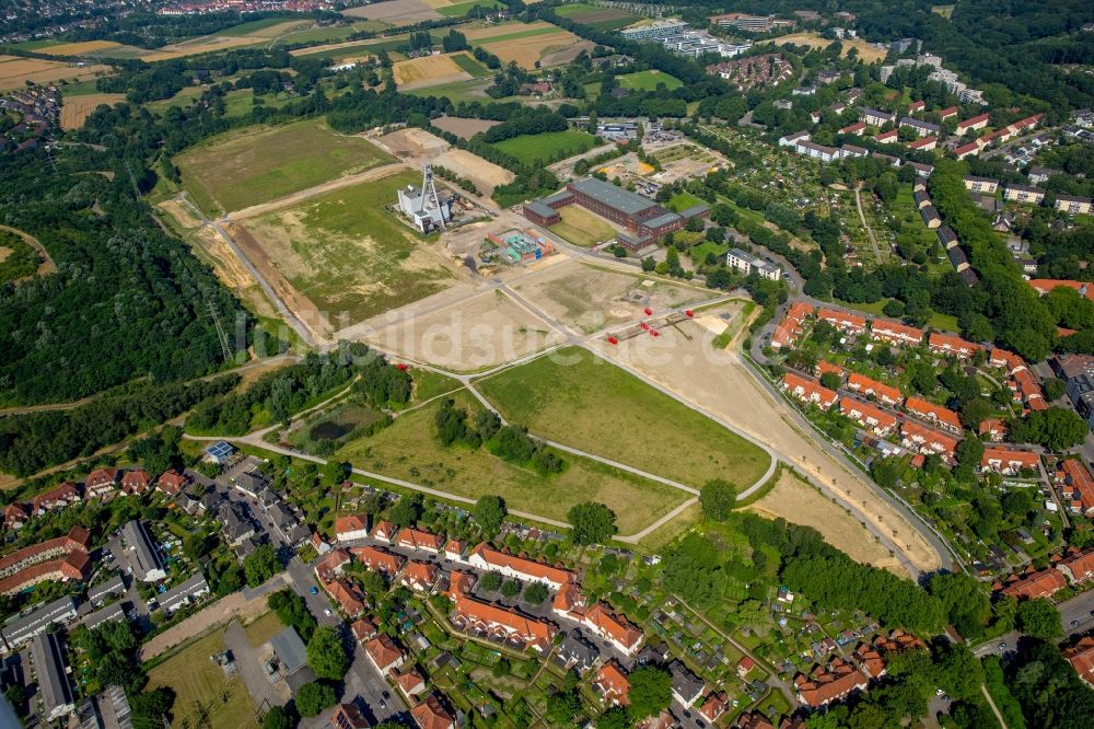 Luftaufnahme Gelsenkirchen - Brachfläche und Förderturm der ehemaligen Zeche Hugo in Gelsenkirchen im Bundesland Nordrhein-Westfalen