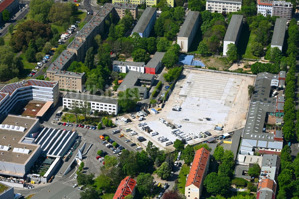 Berlin aus der Vogelperspektive: Brachfläche nach Abriß einer Plattenbau- Hochhaus- Wohnsiedlung in Berlin, Deutschland