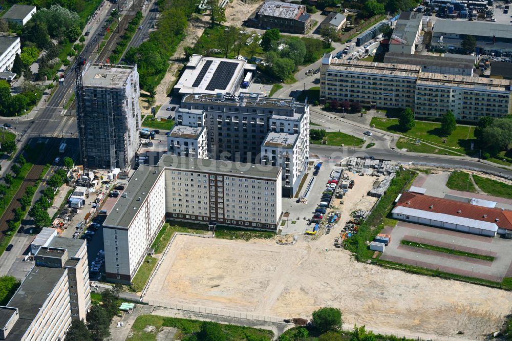 Luftaufnahme Berlin - Brachfläche nach Abriß einer Plattenbau- Hochhaus- Wohnsiedlung im Ortsteil Marzahn in Berlin, Deutschland