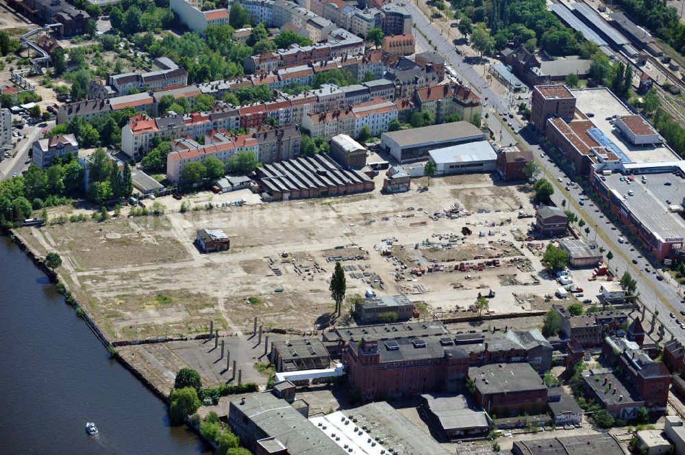 Berlin aus der Vogelperspektive: Brachfläche an der Spree in Berlin-Niederschöneweide