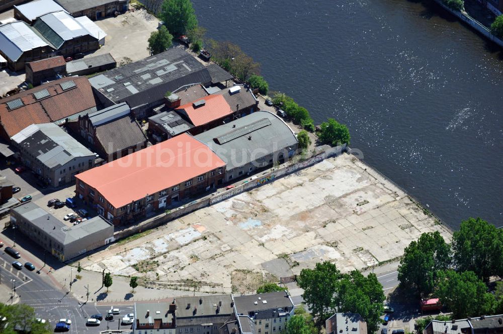 Berlin von oben - Brachfläche an der Spree in Berlin-Oberschöneweide