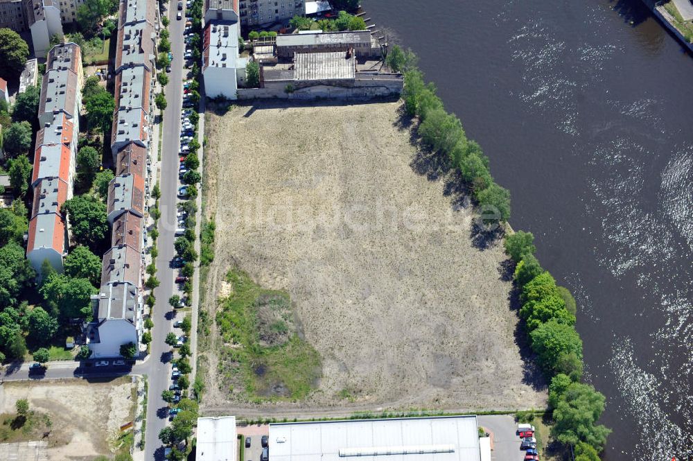 Berlin aus der Vogelperspektive: Brachfläche an der Spree in Berlin-Oberschöneweide