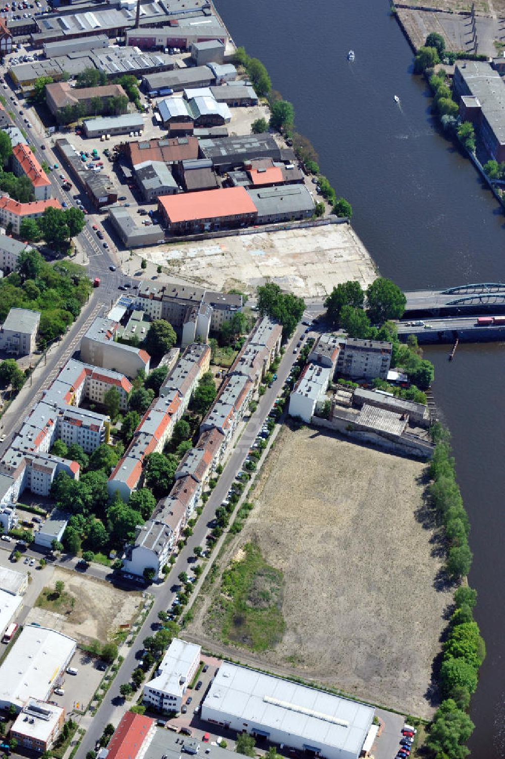 Luftbild Berlin - Brachfläche an der Spree in Berlin-Oberschöneweide