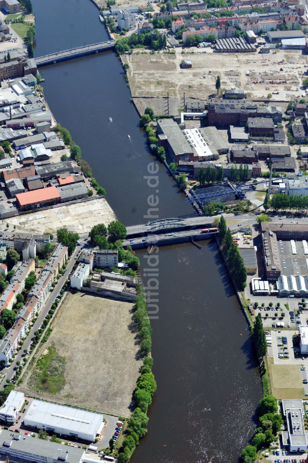 Luftbild Berlin - Brachflächen an der Spree in Berlin-Schöneweide