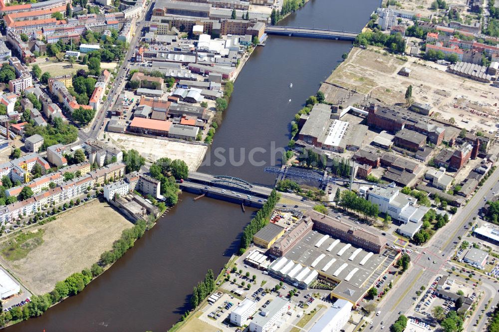 Berlin von oben - Brachflächen an der Spree in Berlin-Schöneweide