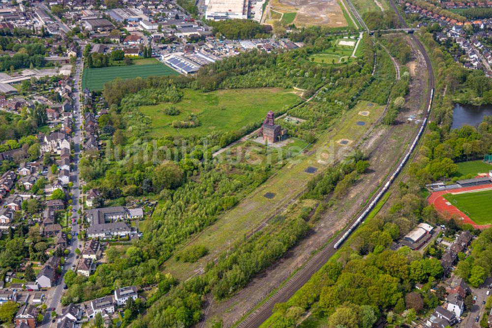 Oberhausen von oben - Brachgelände des Steinkohlebergwerkes Zeche Sterkrade mit dem Fördergerüst an der Von-Trotha-Straße im Stadtteil Sterkrade in Oberhausen im Bundesland Nordrhein-Westfalen