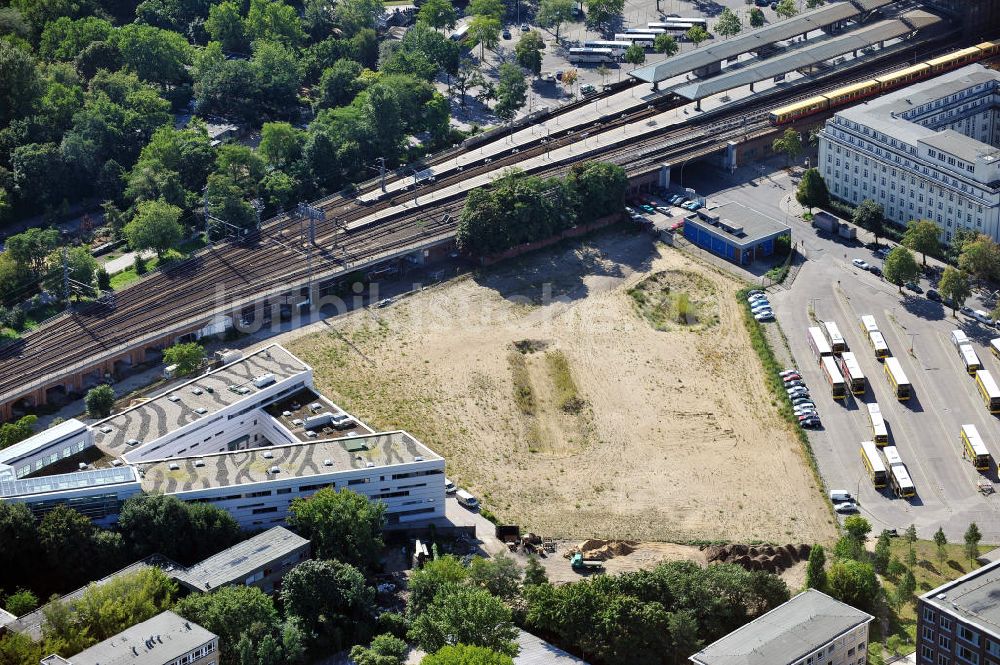 Berlin von oben - Brachliegende Fläche am S-Bahnhof Zoologischer Garten in Berlin-Mitte