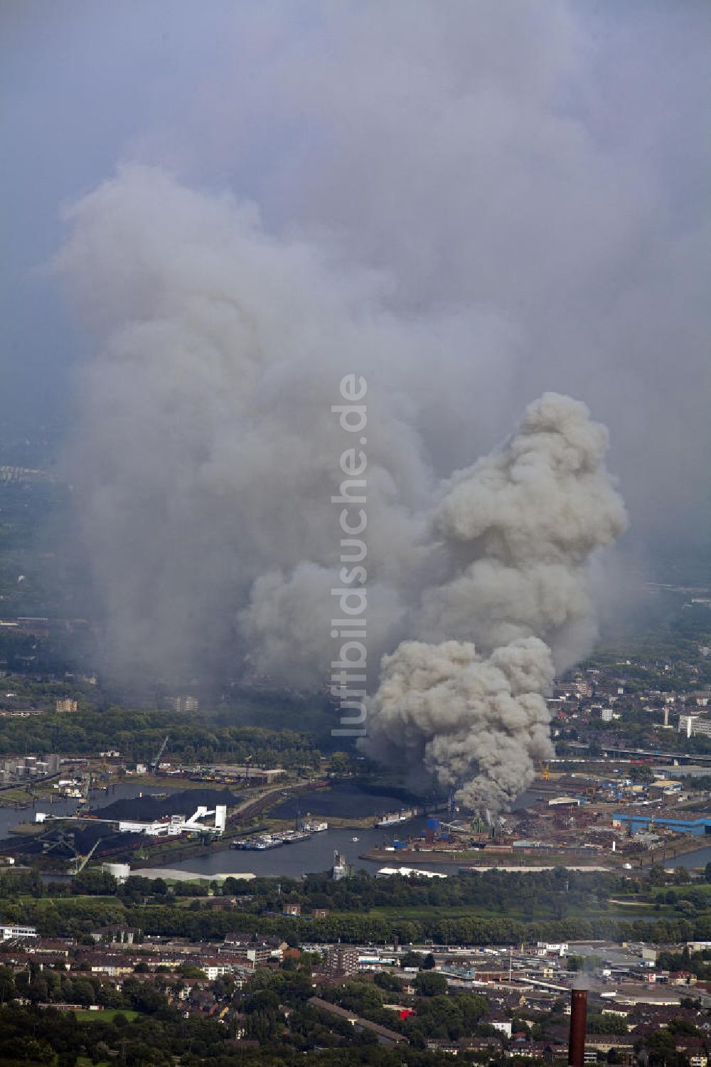 Luftaufnahme Duisburg - Brand im Duisburger Hafen