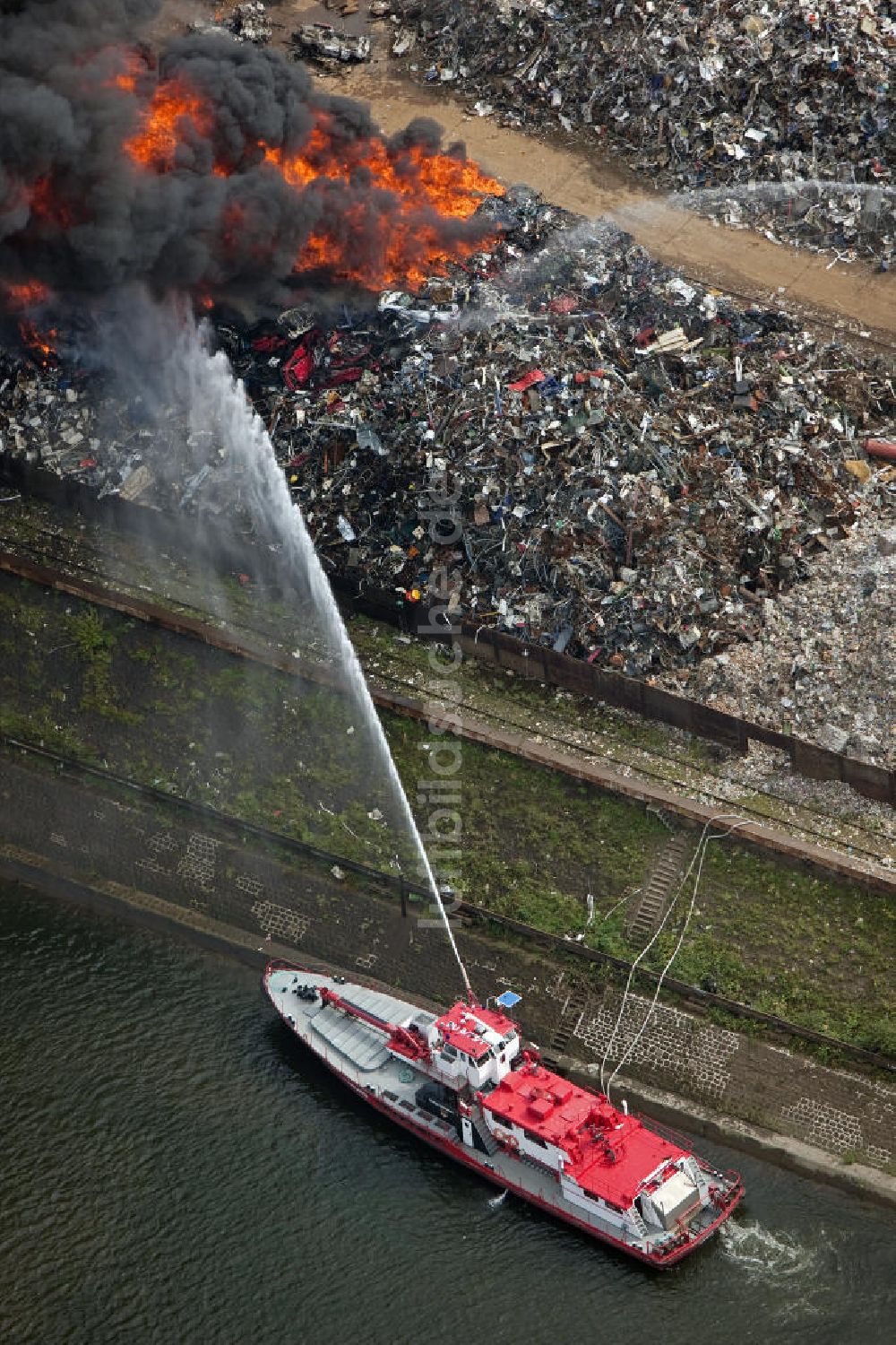 Duisburg von oben - Brand im Duisburger Hafen