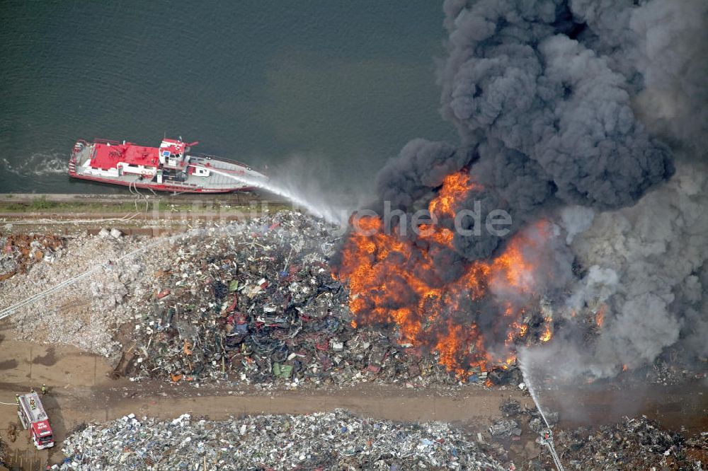 Duisburg aus der Vogelperspektive: Brand im Duisburger Hafen