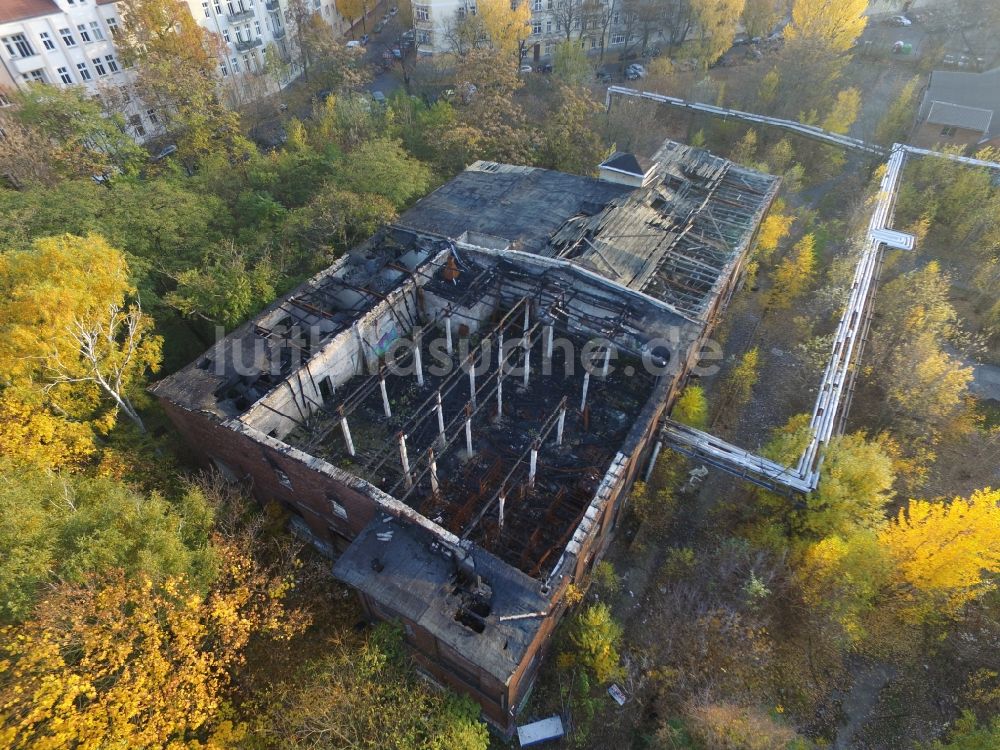 Luftaufnahme Berlin - Brand- Ruine auf dem Betriebsgelände des VEB Berliner Metallhütten und Halbzeugwerke in Berlin