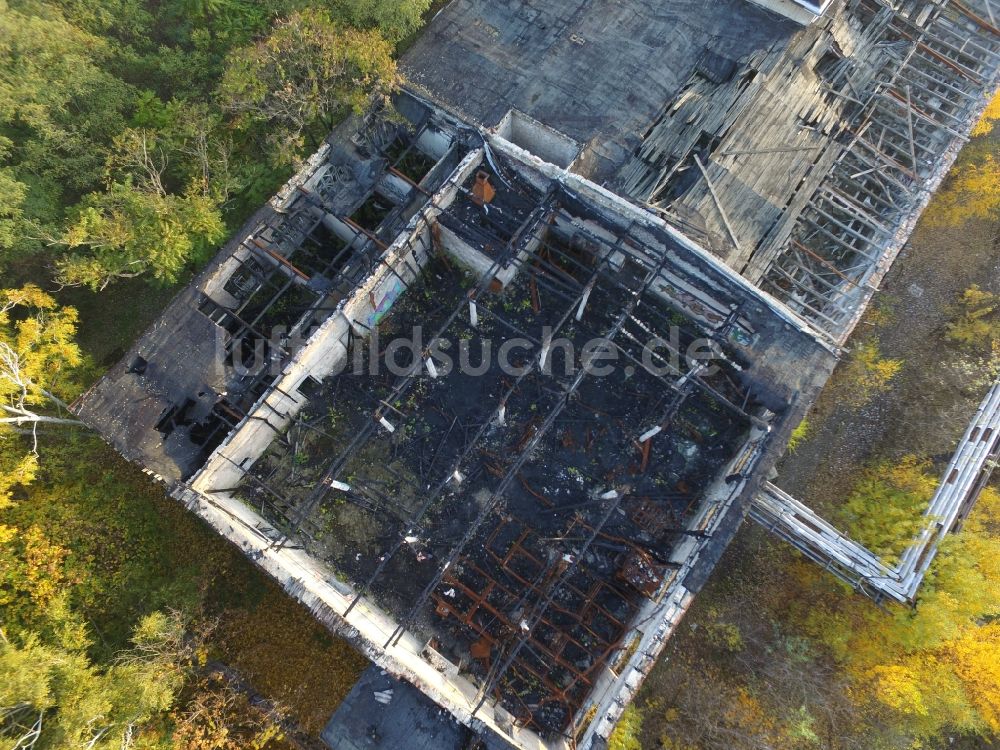 Berlin von oben - Brand- Ruine auf dem Betriebsgelände des VEB Berliner Metallhütten und Halbzeugwerke in Berlin