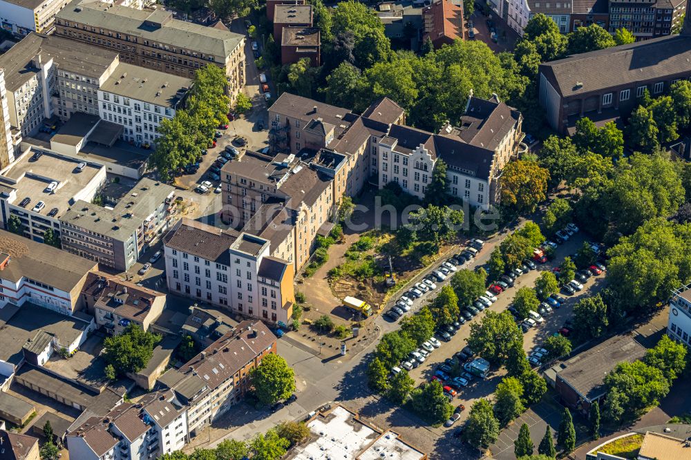 Luftaufnahme Duisburg - Brand- Ruine am Dachstuhl des ehemaligen St. Vincenz- Hospitals in Duisburg im Bundesland Nordrhein-Westfalen, Deutschland