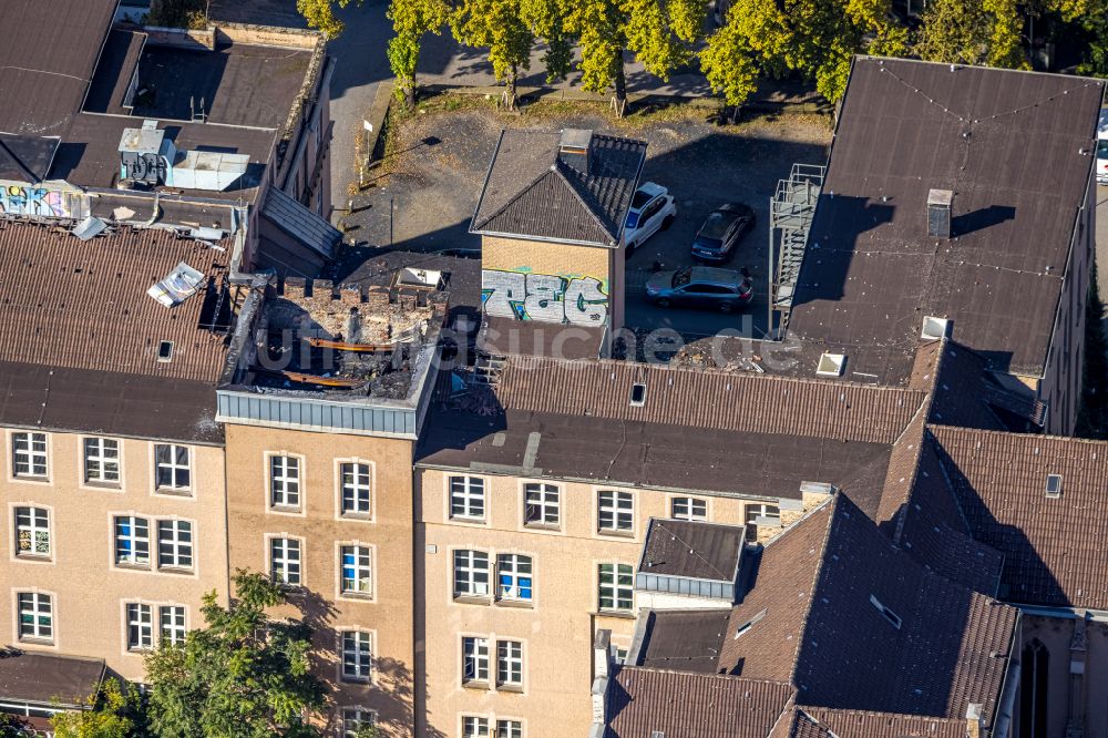 Luftaufnahme Duisburg - Brand- Ruine am Dachstuhl des ehemaligen St. Vincenz- Hospitals in Duisburg im Bundesland Nordrhein-Westfalen, Deutschland