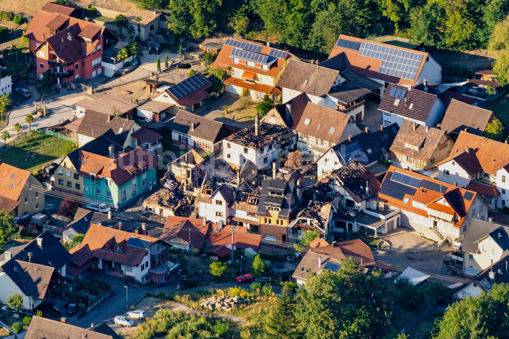 Hohberg aus der Vogelperspektive: Brand- Ruine In Diersburg Ortenaukreis, 6 Wohnhäuser betroffen, bei Offenburg im Bundesland Baden-Württemberg, Deutschland