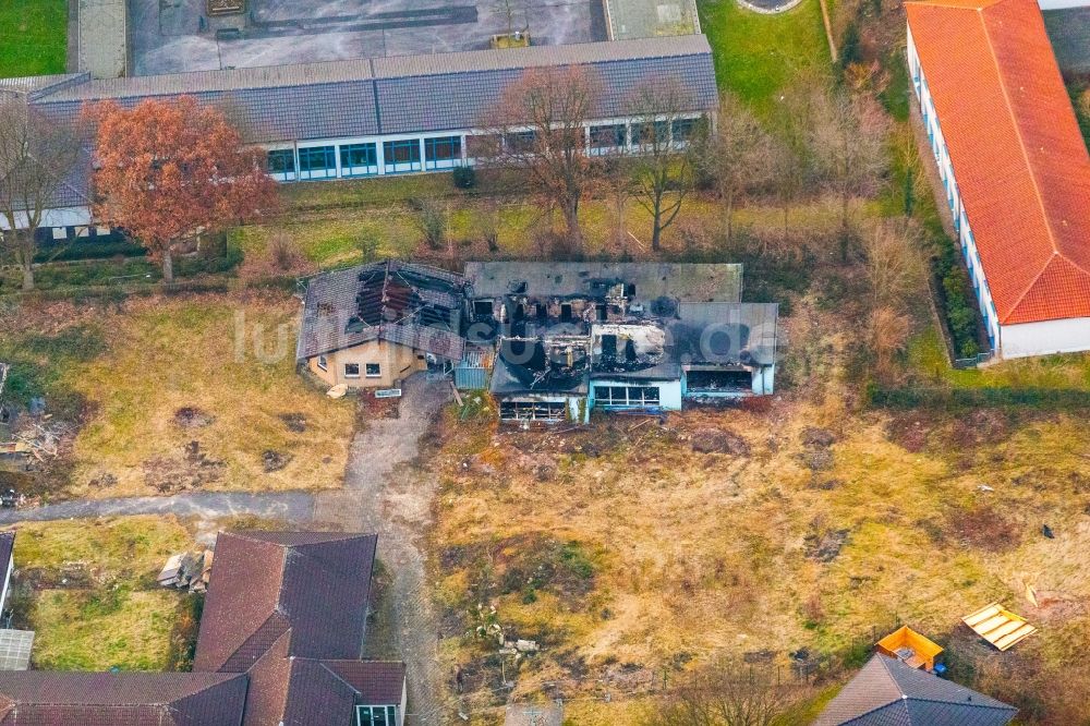 Bergkamen von oben - Brand- Ruine eines Einfamilienhauses im Wohngebiet Büscherstraße - Landwehrstraße in Bergkamen im Bundesland Nordrhein-Westfalen, Deutschland