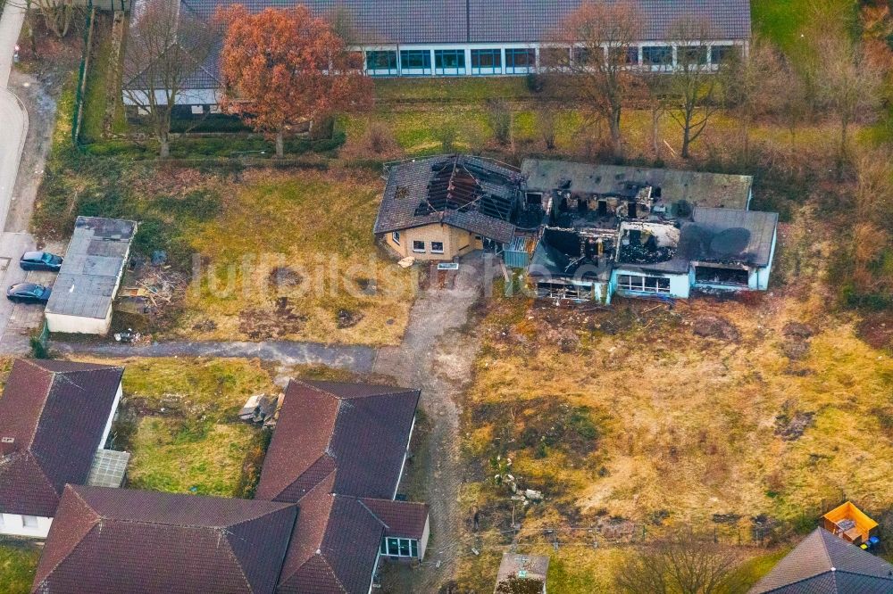 Bergkamen aus der Vogelperspektive: Brand- Ruine eines Einfamilienhauses im Wohngebiet Büscherstraße - Landwehrstraße in Bergkamen im Bundesland Nordrhein-Westfalen, Deutschland