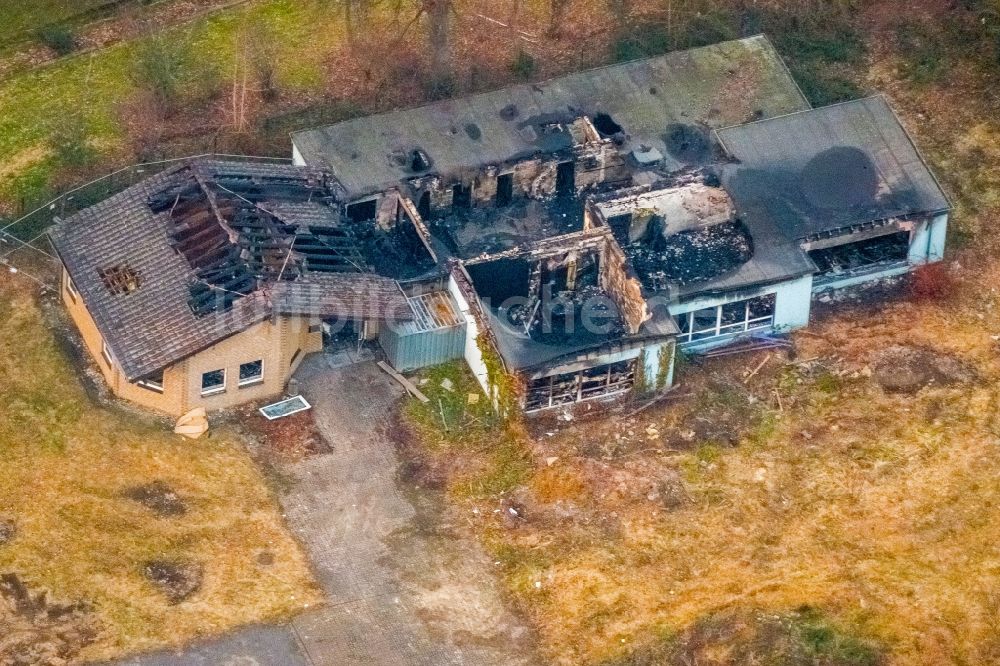 Luftbild Bergkamen - Brand- Ruine eines Einfamilienhauses im Wohngebiet Büscherstraße - Landwehrstraße in Bergkamen im Bundesland Nordrhein-Westfalen, Deutschland
