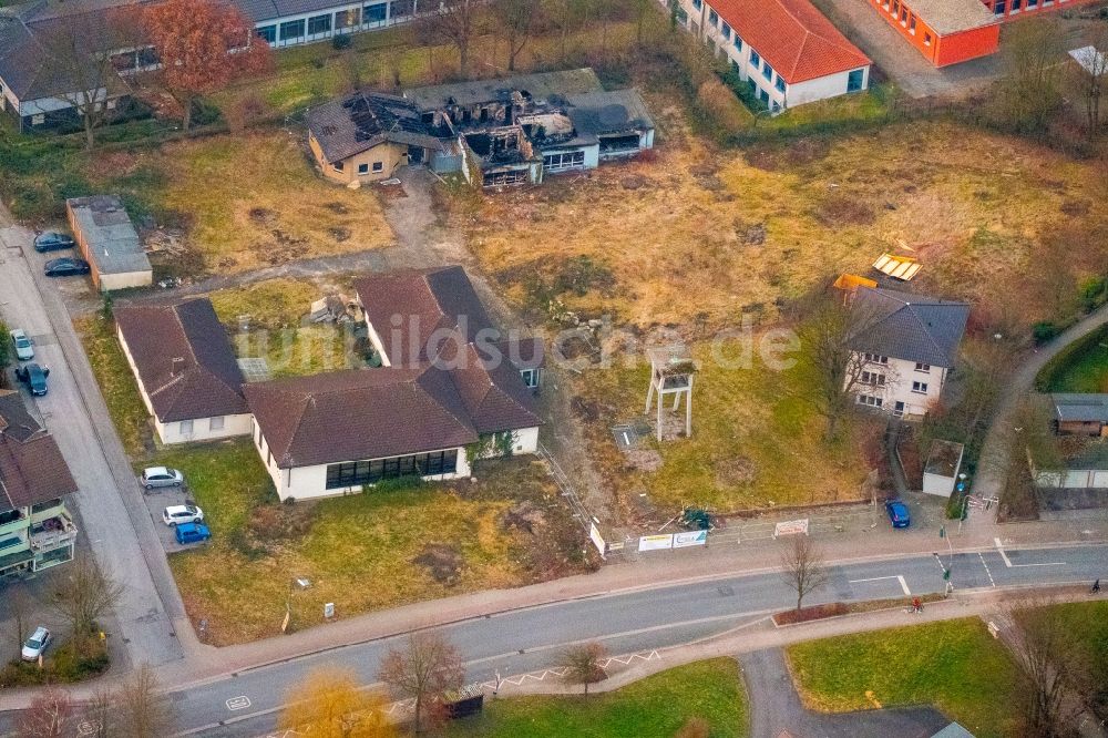 Luftaufnahme Bergkamen - Brand- Ruine eines Einfamilienhauses im Wohngebiet Büscherstraße - Landwehrstraße in Bergkamen im Bundesland Nordrhein-Westfalen, Deutschland