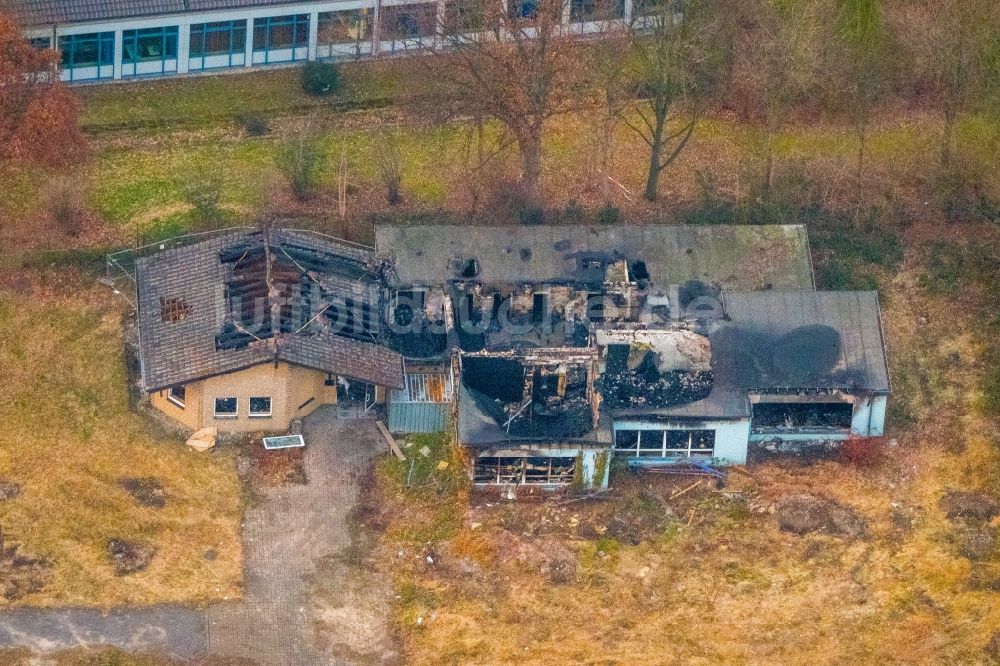 Bergkamen von oben - Brand- Ruine eines Einfamilienhauses im Wohngebiet Büscherstraße - Landwehrstraße in Bergkamen im Bundesland Nordrhein-Westfalen, Deutschland