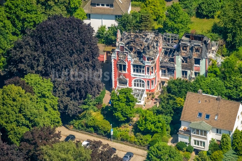 Luftaufnahme Herdecke - Brand- Ruine eines Einfamilienhauses im Wohngebiet der Villa Renckhoff in Herdecke im Bundesland Nordrhein-Westfalen, Deutschland