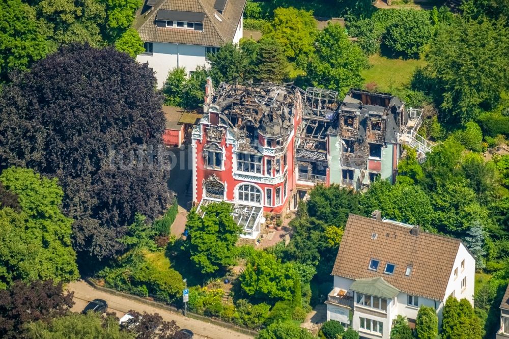 Herdecke von oben - Brand- Ruine eines Einfamilienhauses im Wohngebiet der Villa Renckhoff in Herdecke im Bundesland Nordrhein-Westfalen, Deutschland