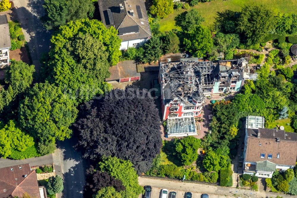 Herdecke aus der Vogelperspektive: Brand- Ruine eines Einfamilienhauses im Wohngebiet der Villa Renckhoff in Herdecke im Bundesland Nordrhein-Westfalen, Deutschland