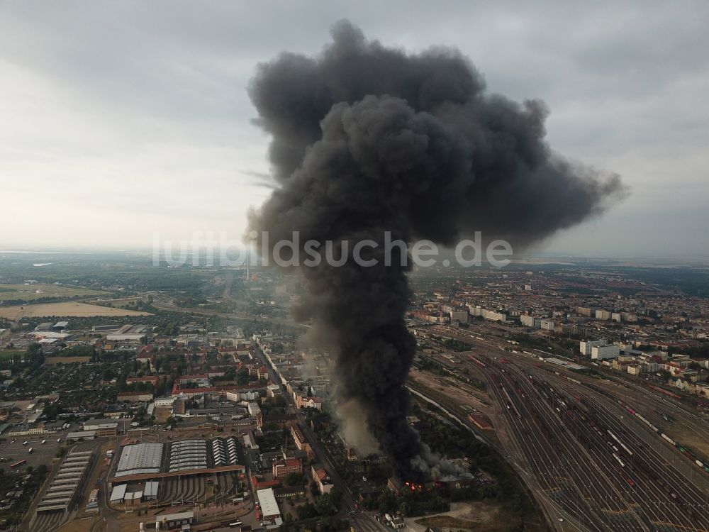 Halle (Saale) von oben - Brand- Ruine der Gebäude und Hallen des alten Schlachthof an der Freiimfelder Straße in Halle (Saale) im Bundesland Sachsen-Anhalt, Deutschland