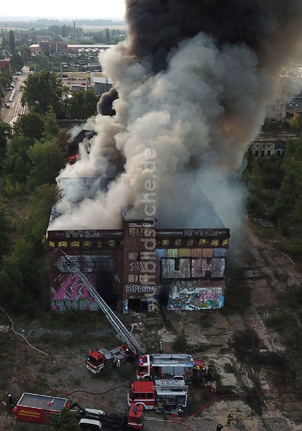 Luftaufnahme Halle (Saale) - Brand- Ruine der Gebäude und Hallen des alten Schlachthof an der Freiimfelder Straße in Halle (Saale) im Bundesland Sachsen-Anhalt, Deutschland