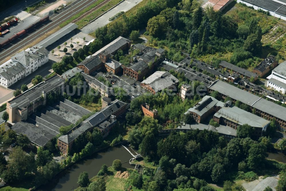 Oelsnitz/Vogtl. von oben - Brand- Ruine der Gebäude und Hallen der ehemaligen VEB Halbmond Teppichwerke an der Carl-Wilhelm-Koch-Straße in Oelsnitz/Vogtl. im Bundesland Sachsen