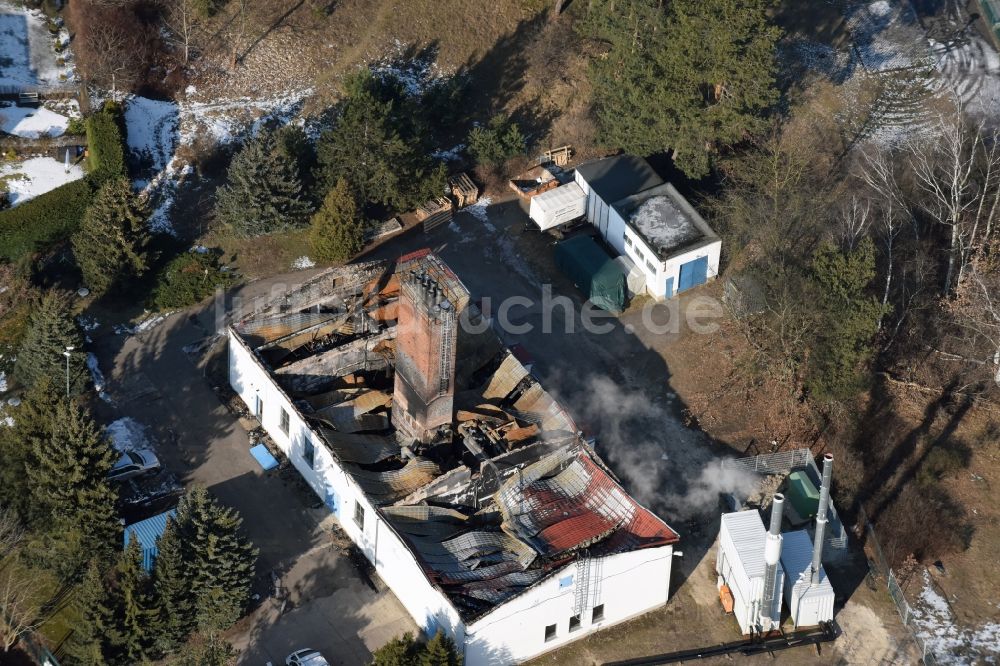 Bernau von oben - Brand- Ruine der Gebäude und Hallen des Heizwerkes im Wohngebiet Angarstraße im Ortsteil Bernau in Bernau im Bundesland Brandenburg