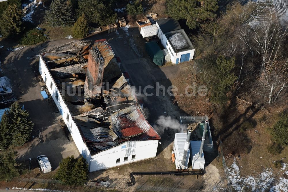 Bernau aus der Vogelperspektive: Brand- Ruine der Gebäude und Hallen des Heizwerkes im Wohngebiet Angarstraße im Ortsteil Bernau in Bernau im Bundesland Brandenburg