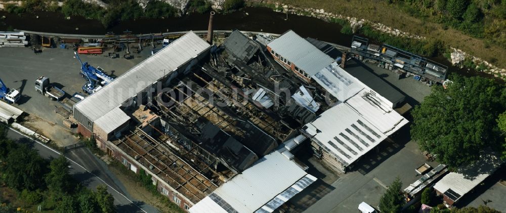 Luftaufnahme Mylau - Brand- Ruine der Gebäude und Hallen am Karl-Marx-Ring in Mylau im Bundesland Sachsen