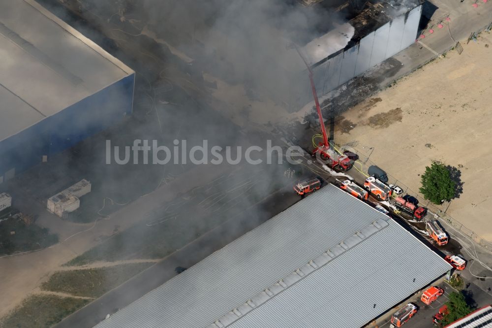 Berlin von oben - Brand- Ruine der Gebäude und Hallen des vietnamesischen Großmarkt Dong Xuan-Center an der Herzbergstraße - Reinhardsbrunner Straße in Berlin Lichtenberg