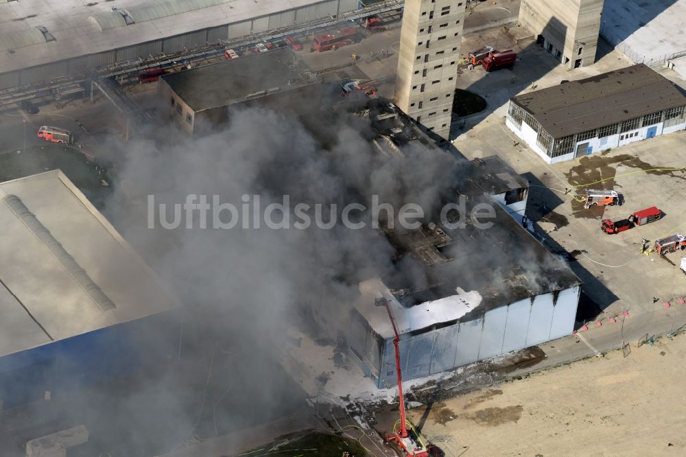 Luftbild Berlin - Brand- Ruine der Gebäude und Hallen des vietnamesischen Großmarkt Dong Xuan-Center an der Herzbergstraße - Reinhardsbrunner Straße in Berlin Lichtenberg