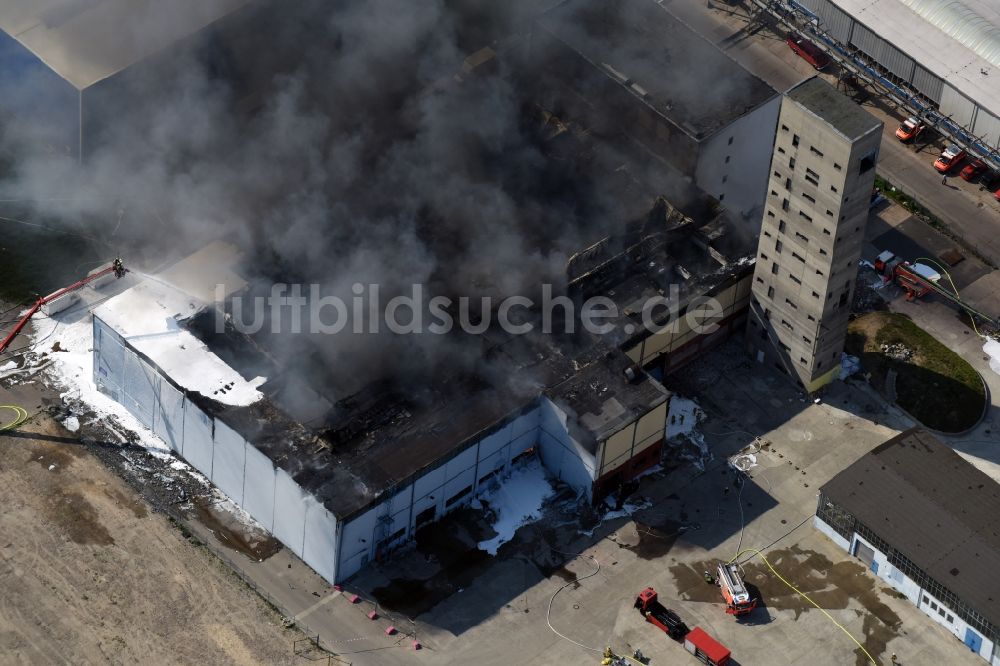 Luftbild Berlin - Brand- Ruine der Gebäude und Hallen des vietnamesischen Großmarkt Dong Xuan-Center an der Herzbergstraße - Reinhardsbrunner Straße in Berlin Lichtenberg