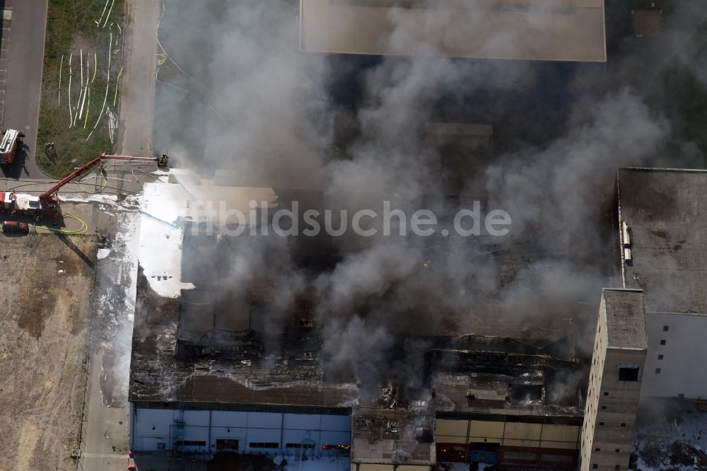 Luftaufnahme Berlin - Brand- Ruine der Gebäude und Hallen des vietnamesischen Großmarkt Dong Xuan-Center an der Herzbergstraße - Reinhardsbrunner Straße in Berlin Lichtenberg