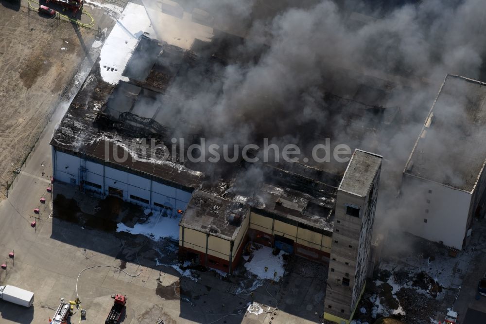 Berlin aus der Vogelperspektive: Brand- Ruine der Gebäude und Hallen des vietnamesischen Großmarkt Dong Xuan-Center an der Herzbergstraße - Reinhardsbrunner Straße in Berlin Lichtenberg