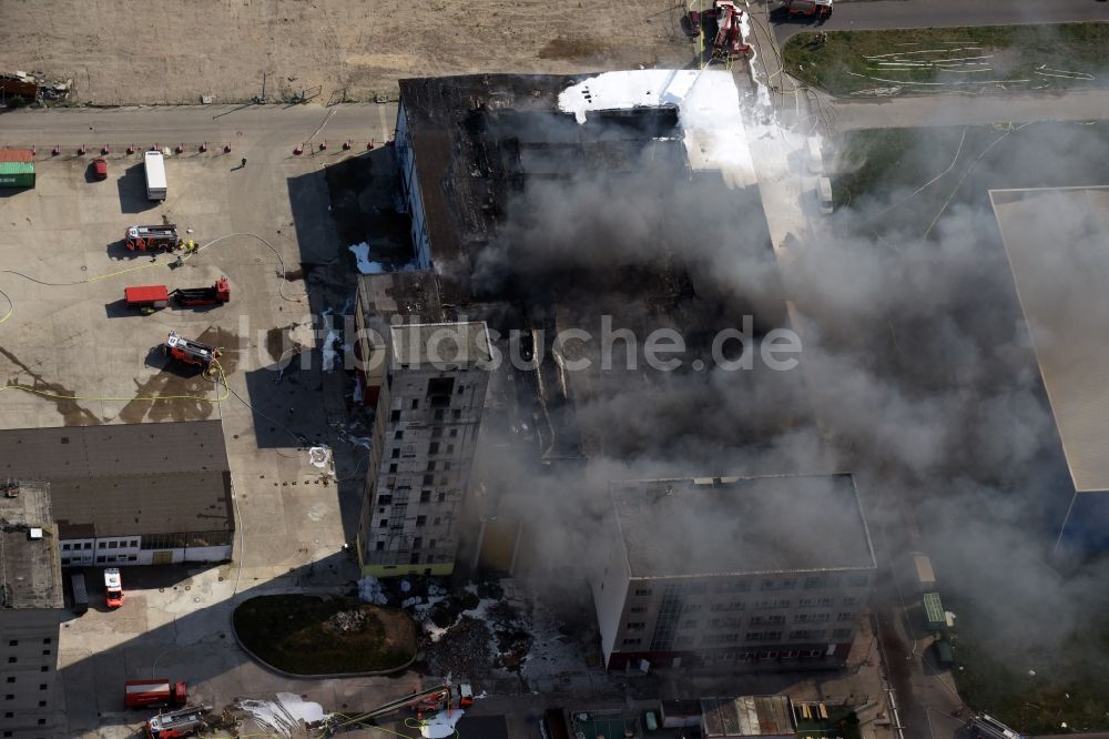 Luftbild Berlin - Brand- Ruine der Gebäude und Hallen des vietnamesischen Großmarkt Dong Xuan-Center an der Herzbergstraße - Reinhardsbrunner Straße in Berlin Lichtenberg