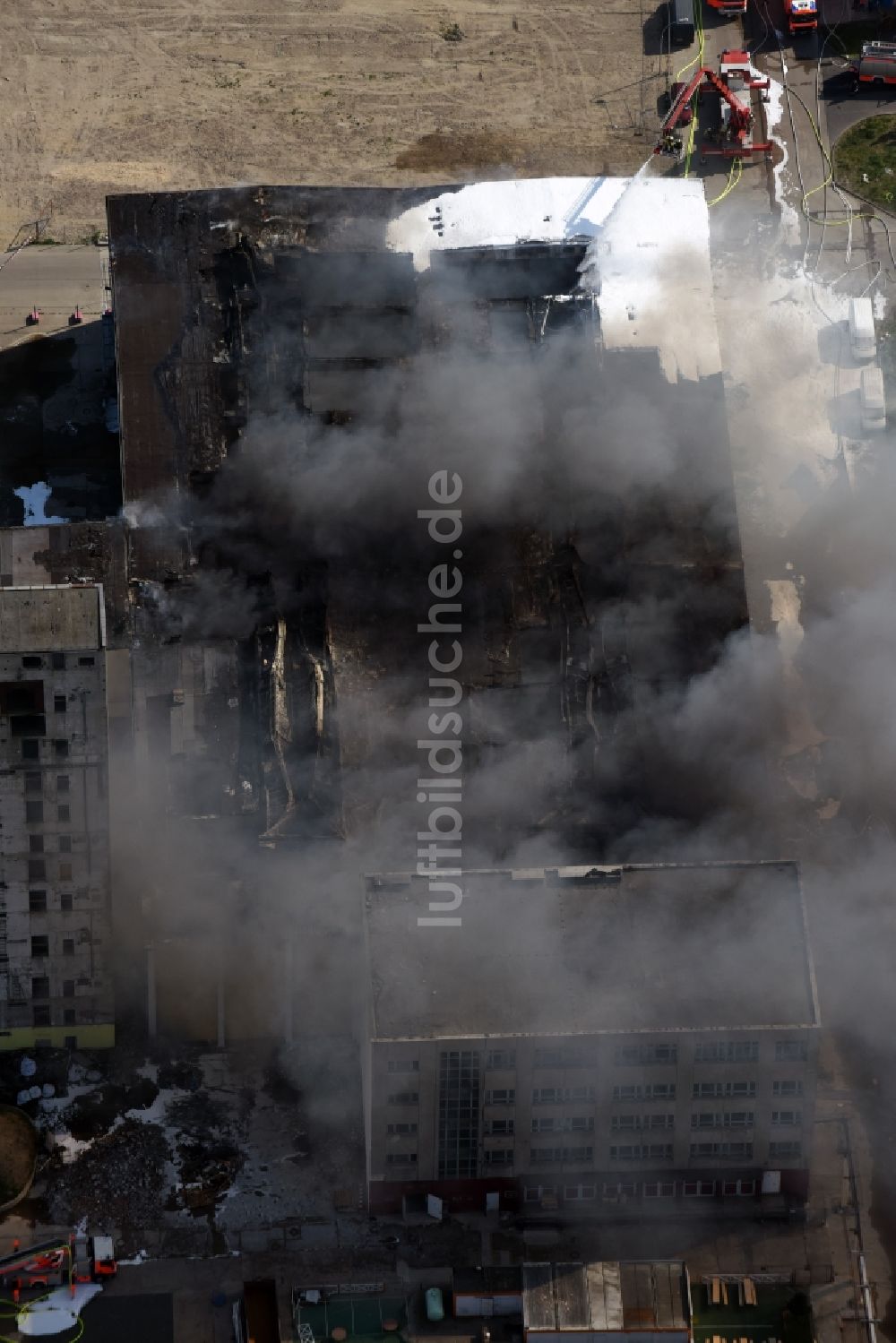 Luftaufnahme Berlin - Brand- Ruine der Gebäude und Hallen des vietnamesischen Großmarkt Dong Xuan-Center an der Herzbergstraße - Reinhardsbrunner Straße in Berlin Lichtenberg