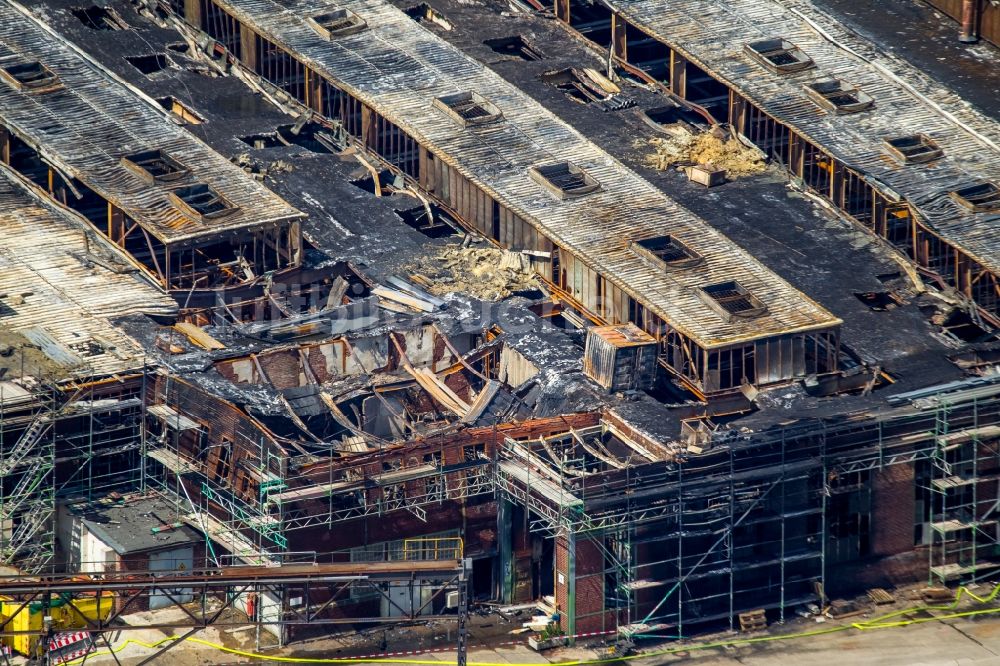 Witten aus der Vogelperspektive: Brand- Ruine der Gebäude und Hallen des Weichenwerkes an der Kesslstraße nach einem Großbrand im Industriegebiet in Witten im Bundesland Nordrhein-Westfalen