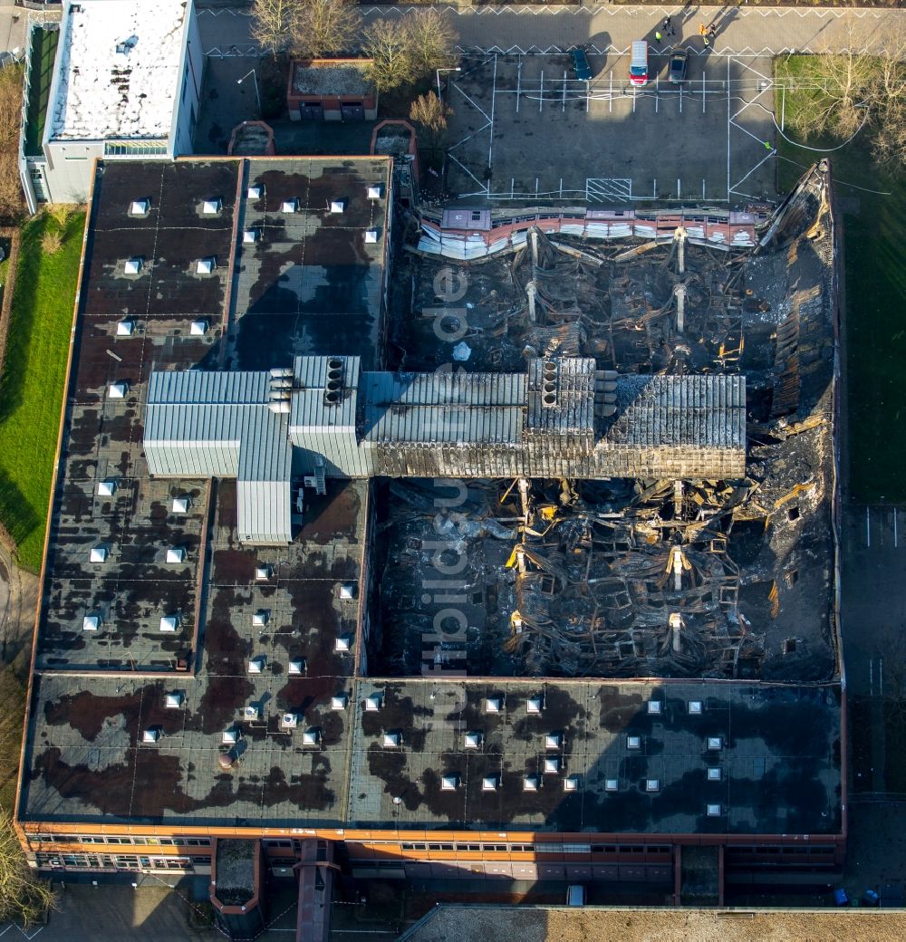 Luftaufnahme Aachen - Brand- Ruine der Gebäude und Hallen des Werkzeugmaschinenlabors der RWTH im Campus Melaten in Aachen im Bundesland Nordrhein-Westfalen