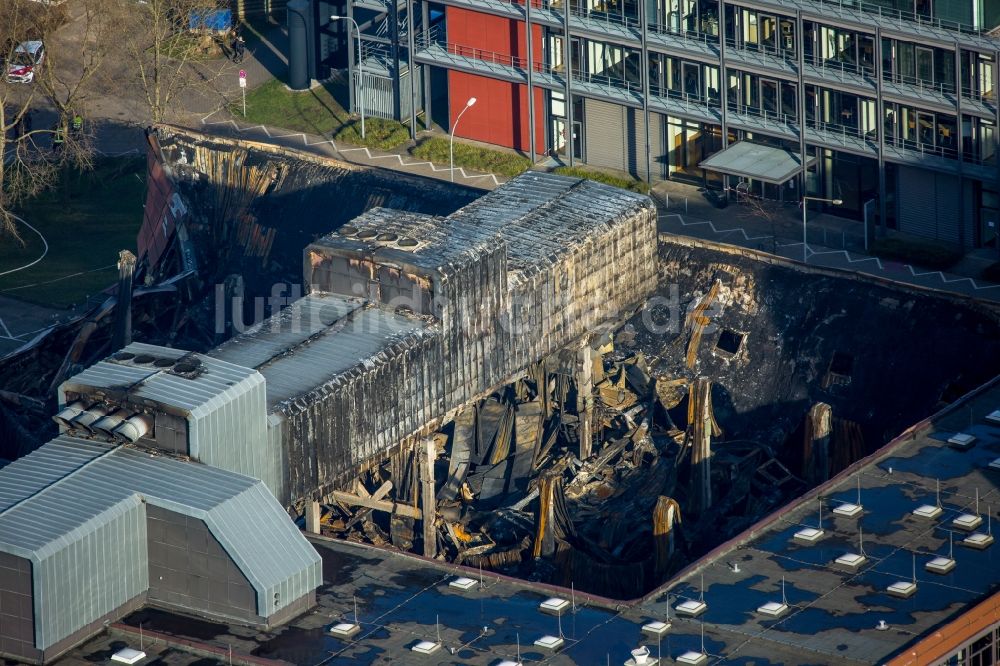 Luftbild Aachen - Brand- Ruine der Gebäude und Hallen des Werkzeugmaschinenlabors der RWTH im Campus Melaten in Aachen im Bundesland Nordrhein-Westfalen