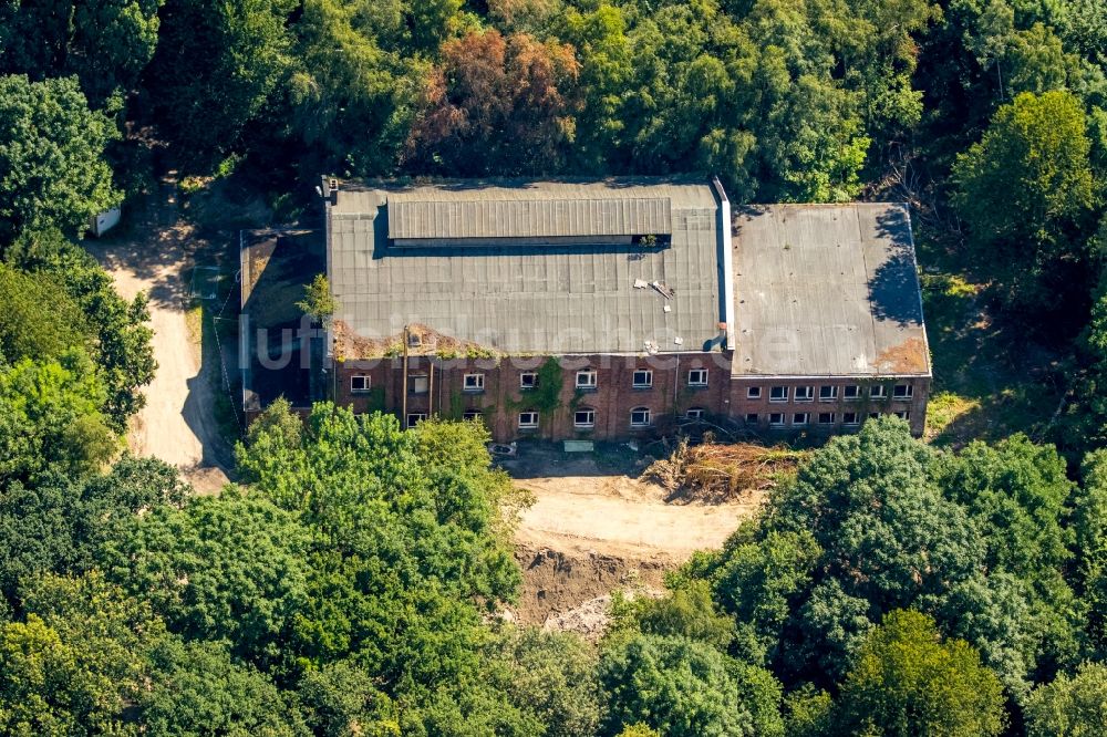 Gladbeck von oben - Brand- Ruine des Gebäudes des einstigen Berglehrlingsheims in Gladbeck-Zweckel in Gladbeck im Bundesland Nordrhein-Westfalen