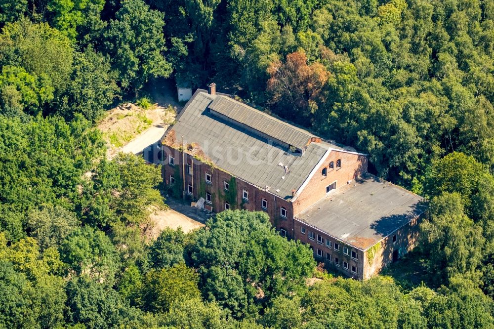 Gladbeck aus der Vogelperspektive: Brand- Ruine des Gebäudes des einstigen Berglehrlingsheims in Gladbeck-Zweckel in Gladbeck im Bundesland Nordrhein-Westfalen