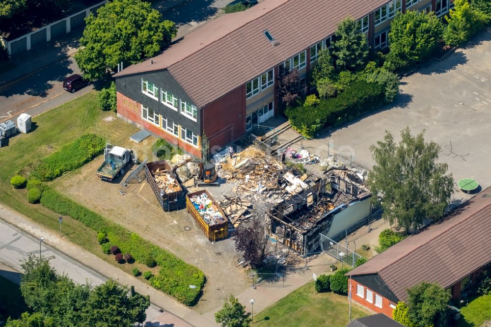 Hattingen aus der Vogelperspektive: Brand- Ruine auf dem Gelände der Grundschule Bruchfeld in Hattingen im Bundesland Nordrhein-Westfalen